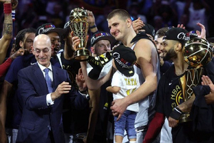 普利希奇：魔笛确实送了手机；看年轻队友表演会让我尬穿地心（普利希奇：魔笛确实送了手机；看年轻队友表演我尴尬到想钻地缝）