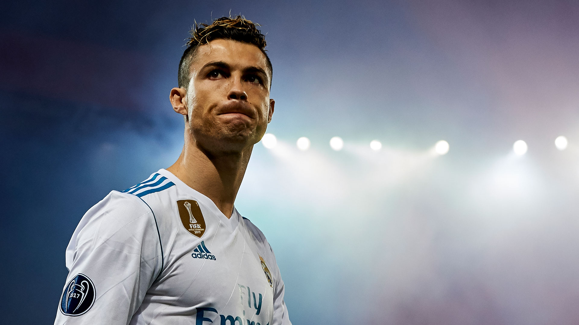 马菲奥向镜头做5比2手势 嘲讽皇马5比2不敌巴萨（马菲奥对镜比出5-2手势，讥讽皇马5-2不敌巴萨）