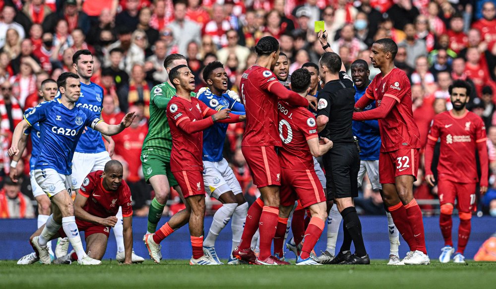 女生打高尔夫打中野鸭，鸭在湖中走，高尔夫从天上来（女子打高尔夫误中野鸭，鸭子湖中漫步，球从天而降）